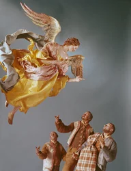 Engel und Hirten, aus der Weihnachtskrippe und dem Baum